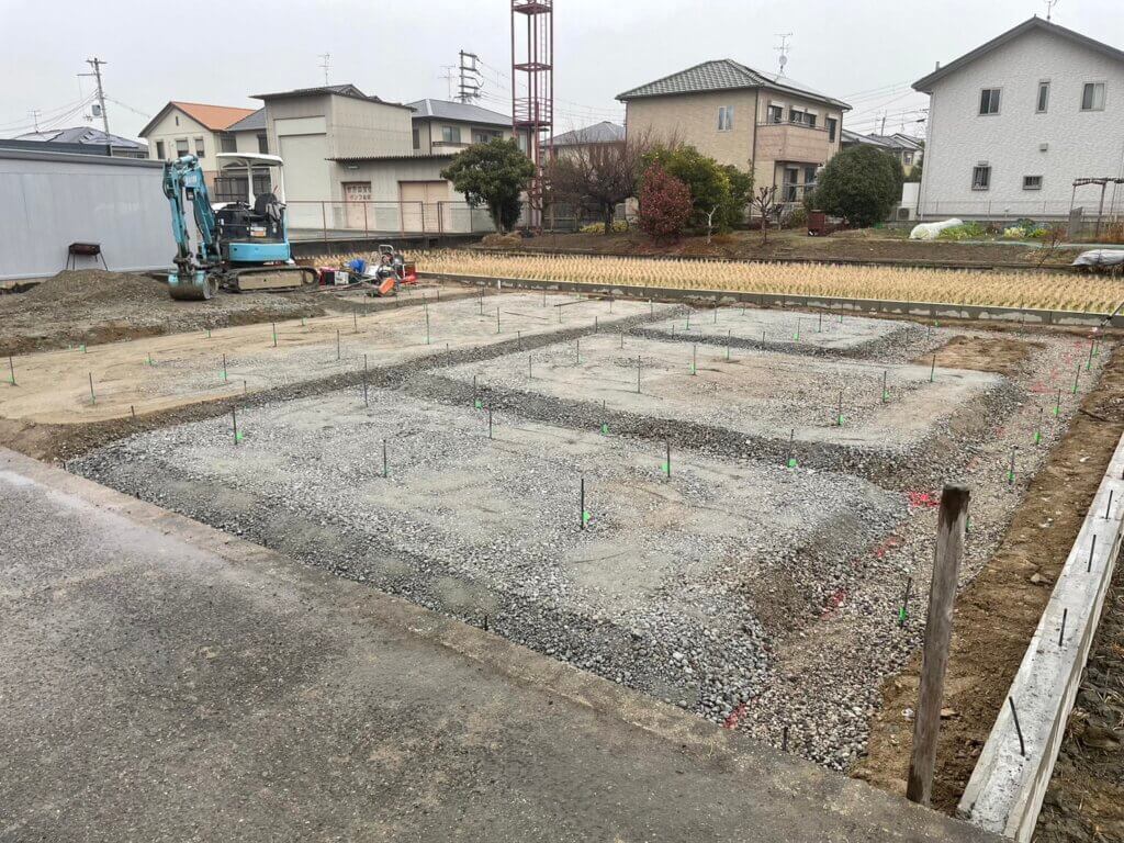 基礎工事｜砕石敷き・転圧